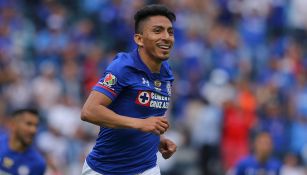 Ángel Mena celebra un gol con Cruz Azul