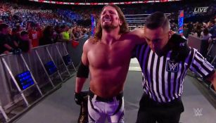 Styles conserva el título de WWE y camina con ayuda del árbitro 