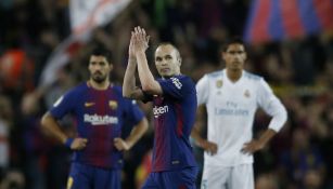 Iniesta aplude a la afición tras el Clásico Español 