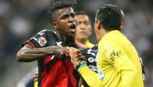 Miler Bolaños en altercado con el asistente Marcos Quintero