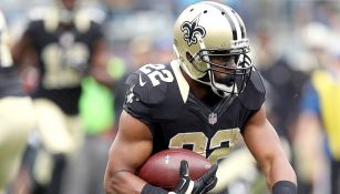 Mark Ingram acarrea el balón en un juego con los Saints