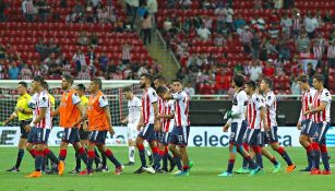 Jugadores de Chivas se lamentan tras el último partido de la temporada