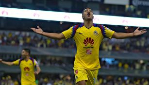 Cecilio Domínguez festeja un gol del América