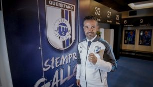 Rafa Puente posa en los vestidores de Gallos Blancos