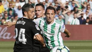 Guardado disputa un balón con Nolito en el Benito Villamarín