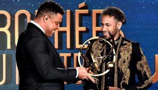 Ronaldo entrega el premio a Neymar como mejor jugador 2017-18 en Ligue 1