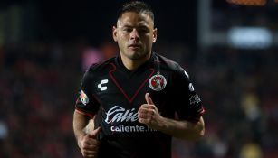 Pablo Aguilar corre durante un partido de Xolos