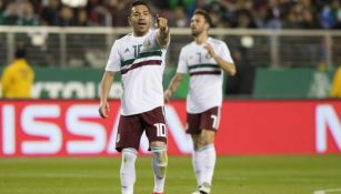 Marco Fabián señala durante un partido de México