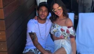 Neymar y Bruna posan juntos para una fotografía