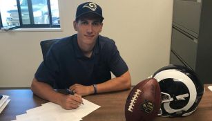 Luis Pérez, firmando su contrato con los Rams