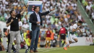 Siboldi da indicaciones en un partido de Santos 