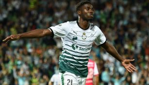 Djaniny celebra una anotación en el Corona