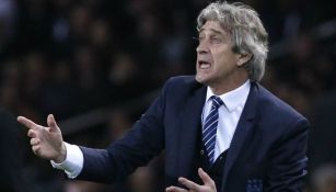 Manuel Pellegrini da indicaciones desde el banquillo