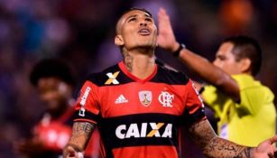 Paolo Guerrero se lamenta en un partido del Flamengo