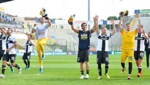 Jugadores del Parma celebran tras un partido