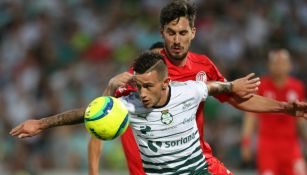 Brian Lozano y Santiago García en disputa de un balón