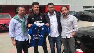 Puente posa junto a Simeone, a quien le entregó el jersey de Gallos