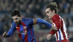 Messi y Griezmann en un jugada dividida 