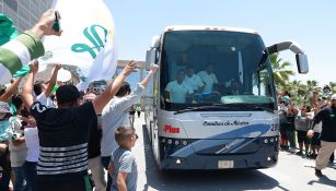 Salida de Santos Laguna para el desfile de Campeón