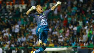 William Yarbrough festeja en juego con León