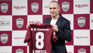 Iniesta luce su nueva camiseta