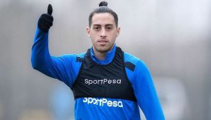 Ramiro Funes Mori saluda en un entrenamiento