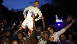 Aficionados del Real Madrid esperan encontrar alojamiento 