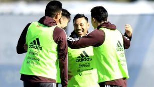 Marco Fabián festeja con sus compañeros en un entrenamiento con el Tri