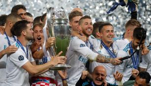 Jugadores del Madrid celebran con el trofeo de la Champions League