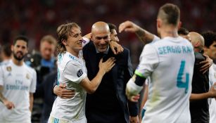 Zidane es felicitado por Modric