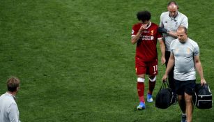 Salah abandona el terreno de juego tras lesionarse
