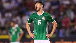 Oribe Peralta se lamenta en un juego con la Selección Mexicana