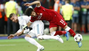 Sergio Ramos comete falta a Mohamed Salah en Champions League