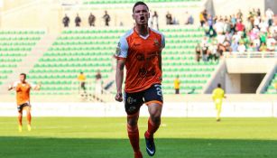 Martín Zúñiga festeja un gol con Alebrijes de Oaxaca