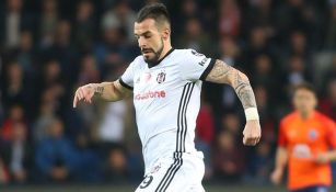 Negredo disputa un partido con Besiktas