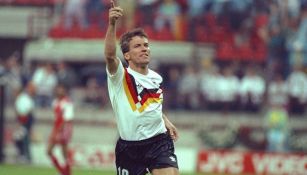 Lothar Matthäus festeja en partido con Alemania 