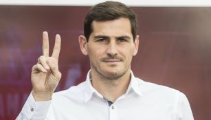 Casillas saluda a las cámaras en su presentación 