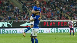 Felipe Mora y Carlos Fierro celebran un gol contra Chivas 