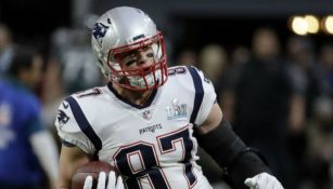 Rob Gronkowski atrapa un ovoide en un juego de Patriots