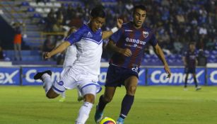 Diego Cardozo disputa un balón en el Celaya vs Atlante del C2018