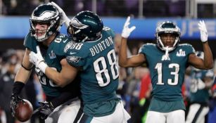 Jugadores de Eagles festejan tras ganar el SB