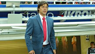 Matías Almeyda salta a la cancha del Estadio Akron