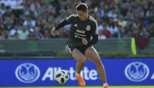 Javier Hernández controla el balón en una práctica del Tri