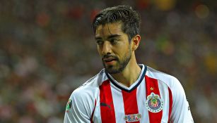 Rodolfo Pizarro en un partido de Chivas