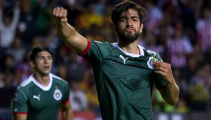 Rodolfo Pizarro festeja gol con Chivas