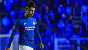 Felipe Mora en un partido del Cruz Azul