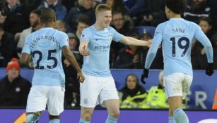 Jugadores del Man City celebran con De Bruyne