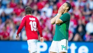 Chicharito se lamenta en el juego del Tri contra Dinamarca