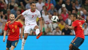 Saifeddine Khaoui controla el balón en el duelo de España contra Túnez