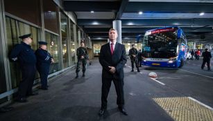 Elementos de seguridad custodian el autobús del Tri en Rusia